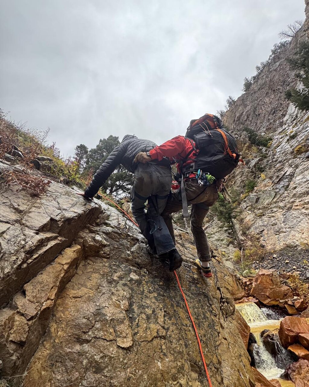 سقوط ۹۰ متری و نجات راننده وانت آمریکایی!
