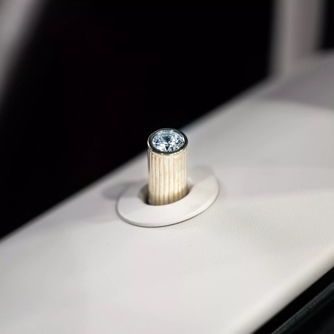 تزئین مرسدس بنز با پودر الماس و پوست کروکودیل / شاسی‌بلند ۱۷۰ میلیارد تومانی / عکس