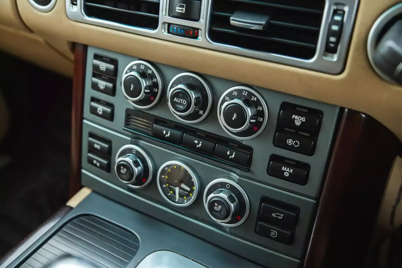 عکس | ماشین شاسی‌بلند ملکه / خودروی الیزابت دوم فروخته می‌شود