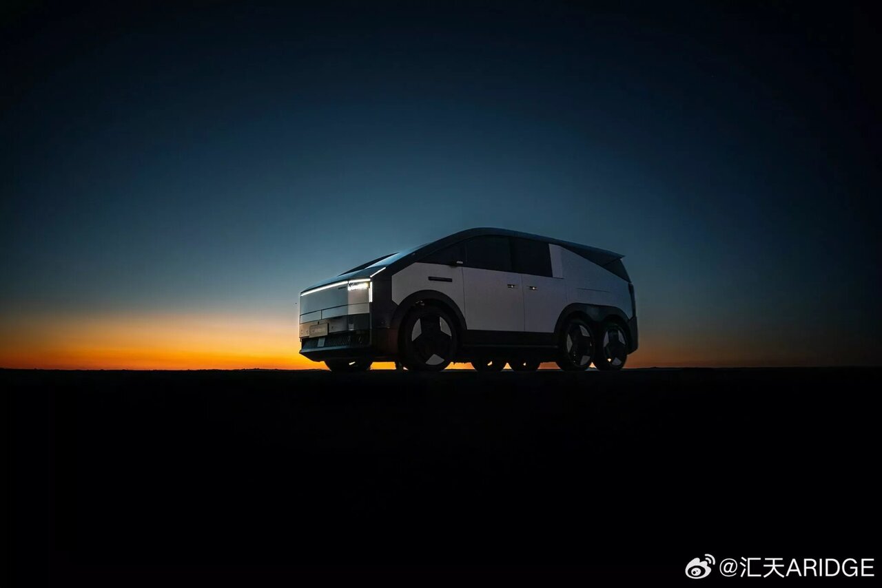 ناو هواپیمابر روی آسفالت