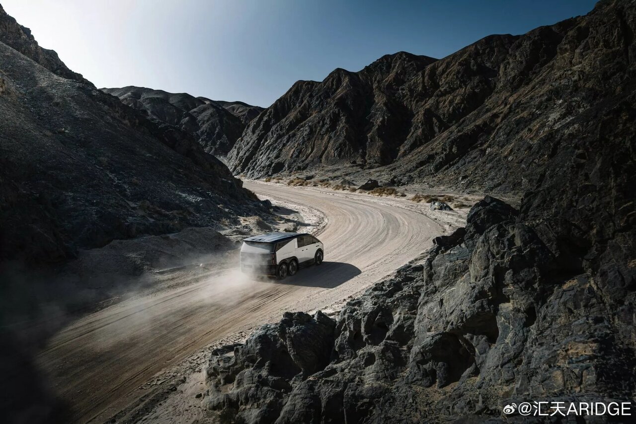 ناو هواپیمابر روی آسفالت