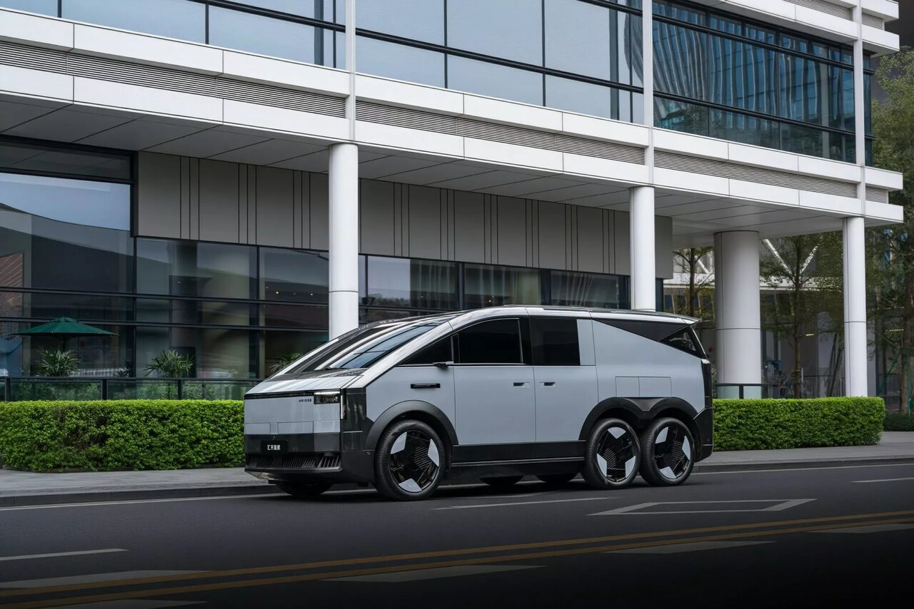 ناو هواپیمابر روی آسفالت