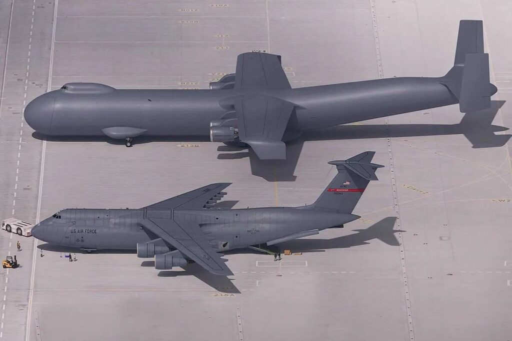 بزرگ‌ترین هواپیمای نظامی جهان با قابلیت حمل ۱۲ هلیکوپتر آپاچی!