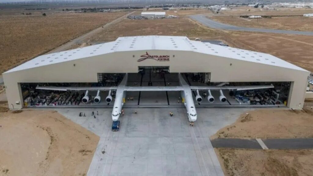 هواپیمای غول‌پیکر که با بشقاب‌پرنده اشتباه گرفته شد / «رُخ» را ببینید /  عکس