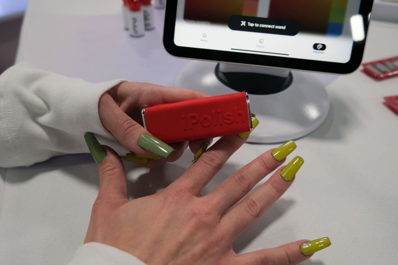 این ناخن هوشمند در لحظه تغییر رنگ می‌دهد